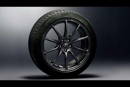 フロント:215/45R17 リヤ:235/45R17 タイヤ(ミシュランPilot Sport 4)&フロント:7?J リヤ:8?J 専用鍛造軽量アルミホイール(RAYS製 グレーメタリック塗装)+専用センターオーナメント